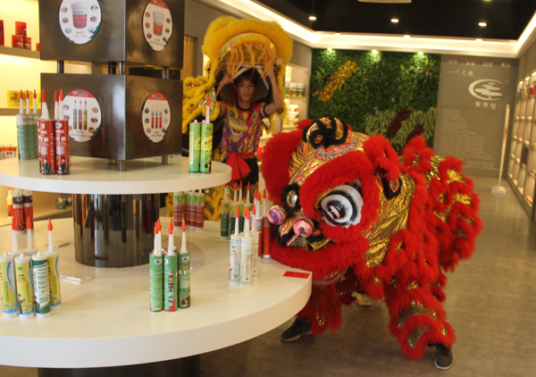 千秋偉業(yè)添錦繡 萬(wàn)里鵬程展宏圖 —— 常青樹(shù)舞獅獻(xiàn)瑞賀新春，歡天喜地迎開(kāi)工！